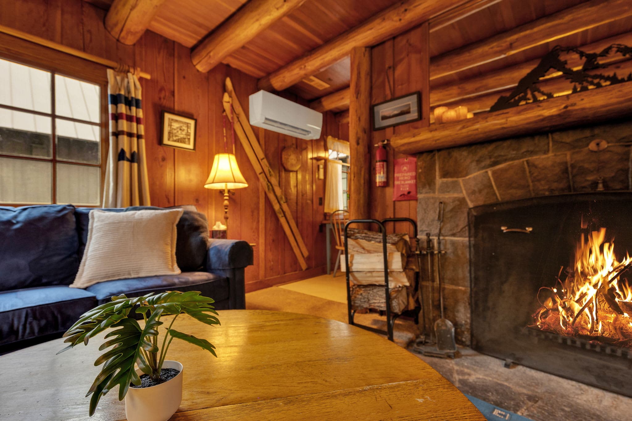 Berghuttlein Getaway - Cozy family alpine retreat with creek access