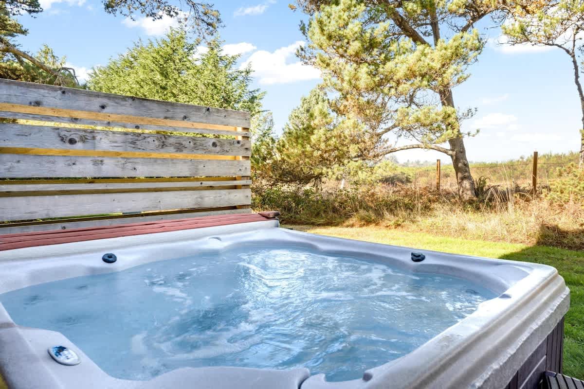 Blue Heron | Modern Retreat, Hot Tub, Chef Kitchen — photo 3