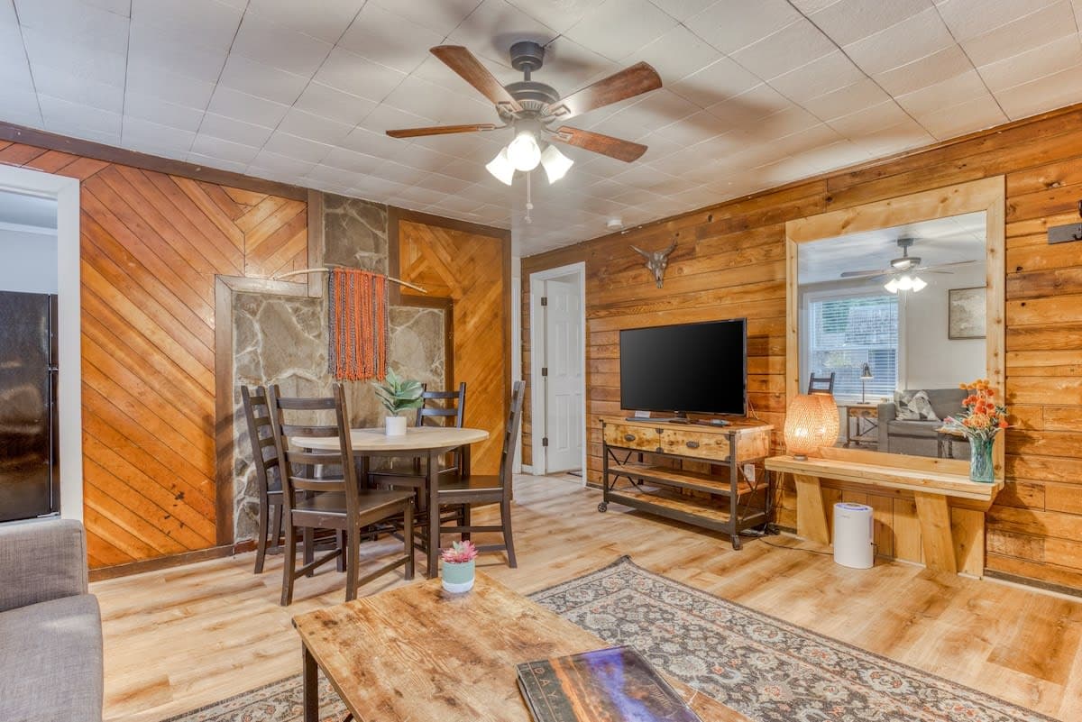 Entire Renovated Motel with Rustic Charm — photo 3