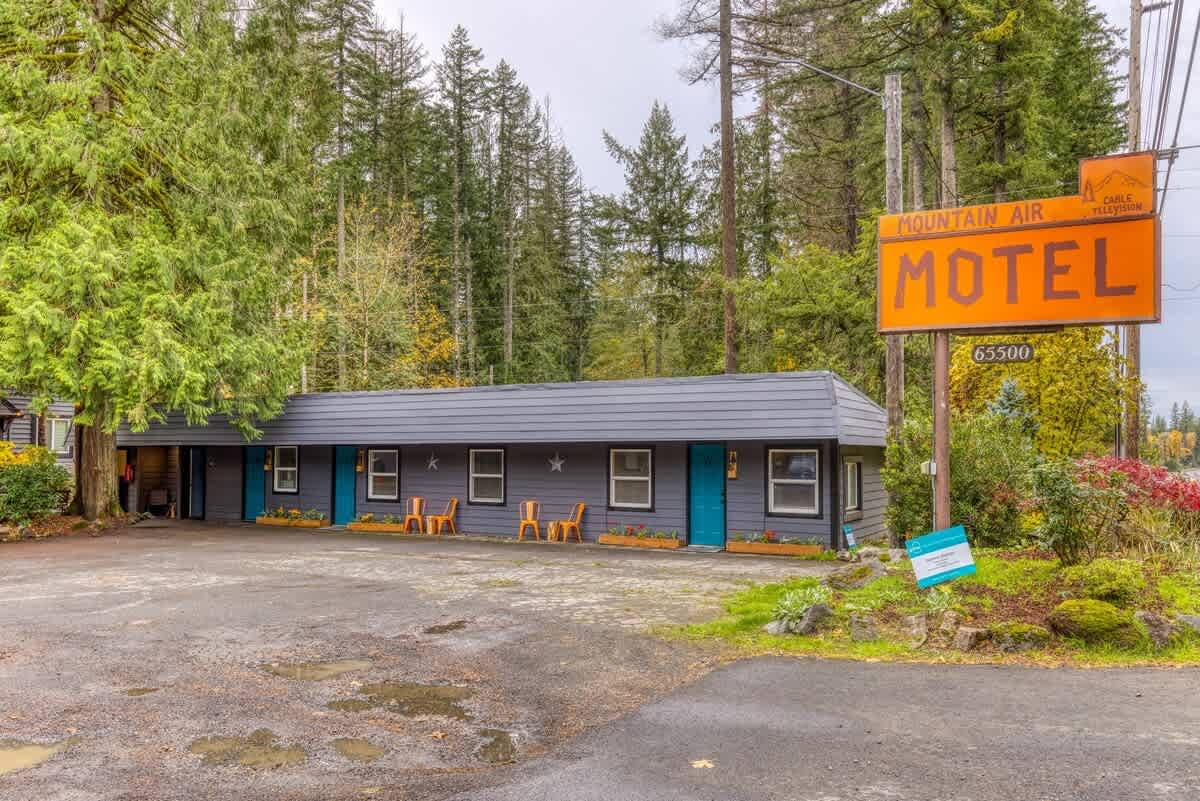 Entire Renovated Motel with Rustic Charm — photo 4