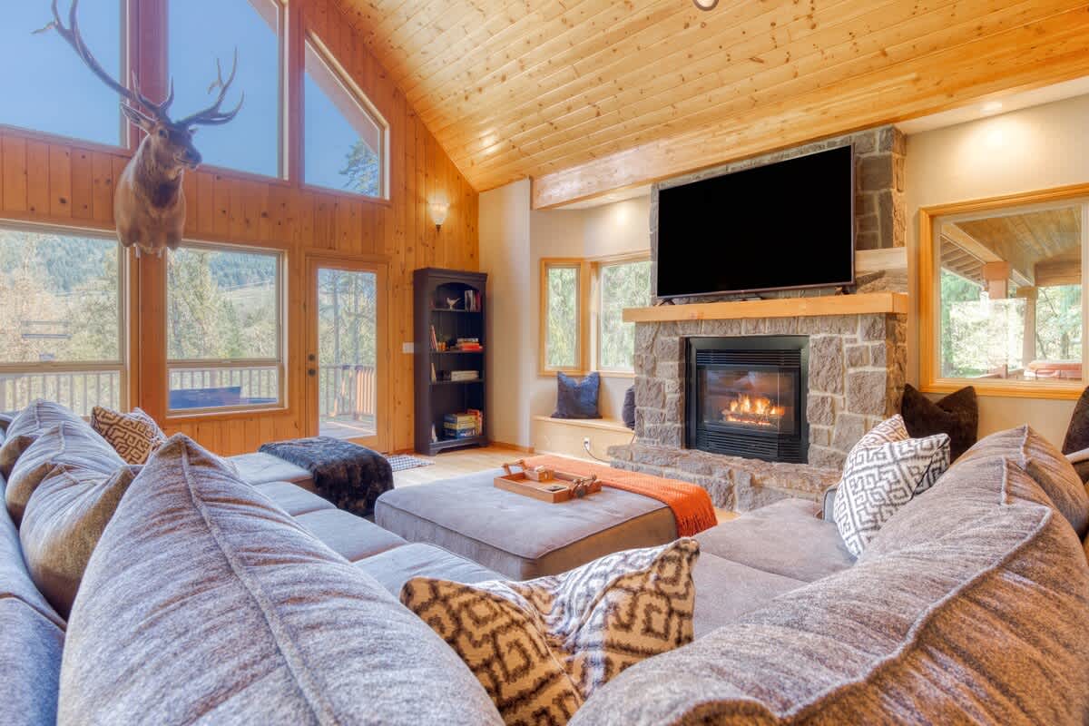 Iron Mountain Lodge Hot Tub and Game Room — photo 1