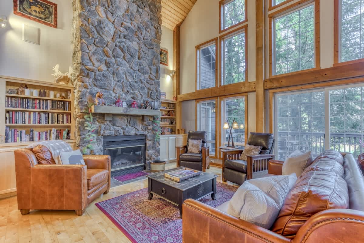 Lazy Bear Lodge: Hot Tub, Game Room & Dogs OK