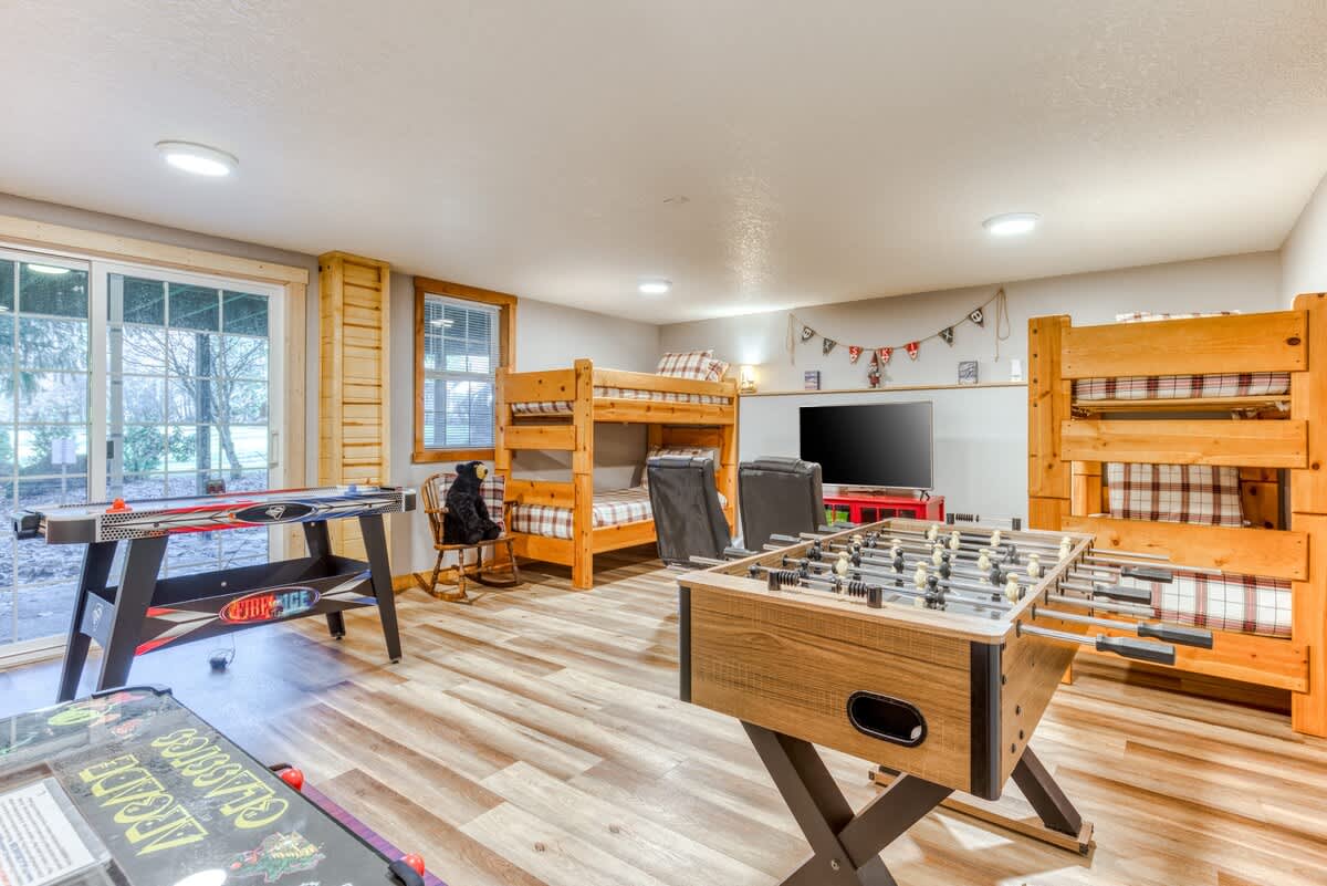 Lazy Bear Lodge: Hot Tub, Game Room & Dogs OK — photo 5