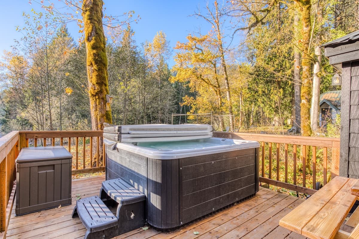 Lolo Bungalow - Private hot tub, riverfront access — photo 3