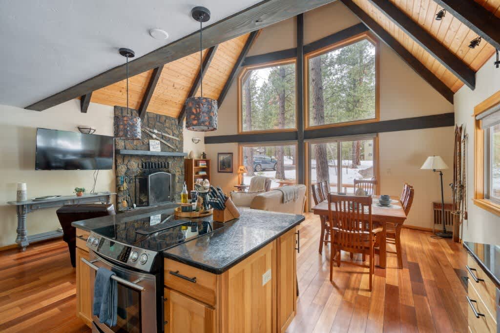 Spring Home 6 Cozy 4BR Cabin in Black Butte Ranch — photo 1
