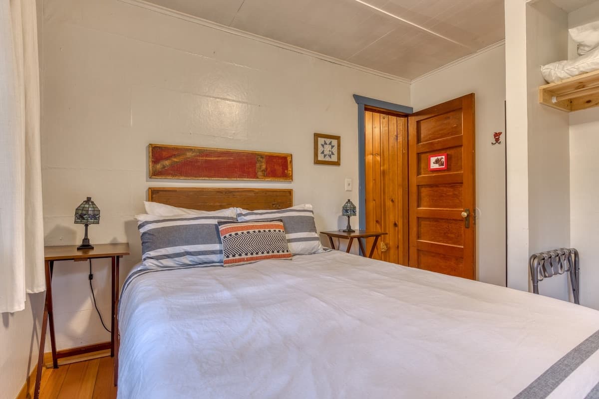 Springbrook Cabin 2BR Retro Charm w Fireplace — photo 4