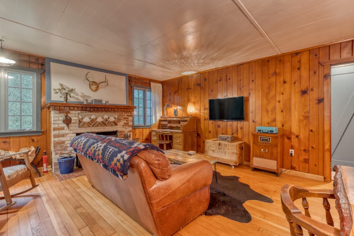 Springbrook Cabin 2BR Retro Charm w Fireplace — photo 3