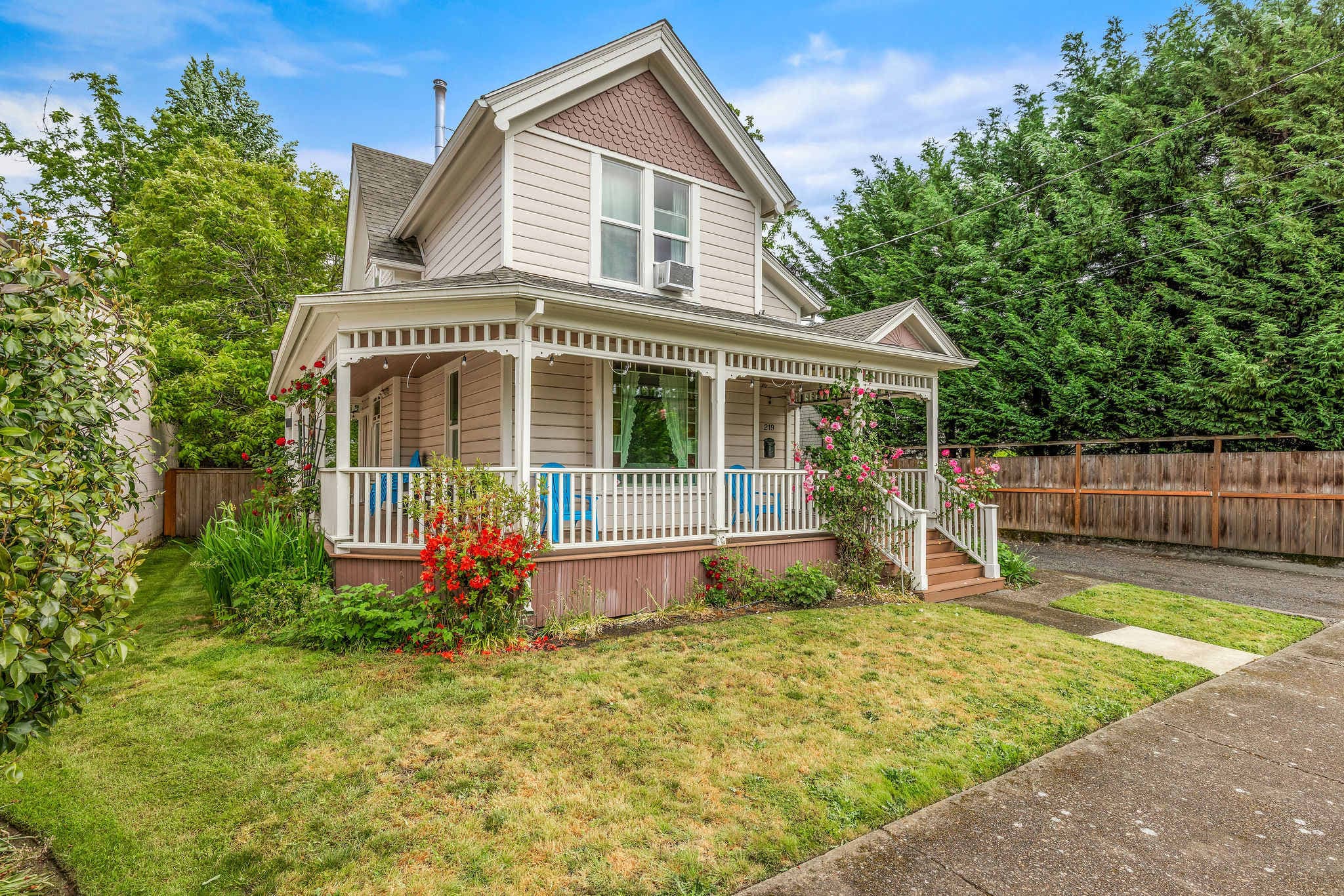 The Pink House - Walkable Victorian, Pets Welcome — photo 1