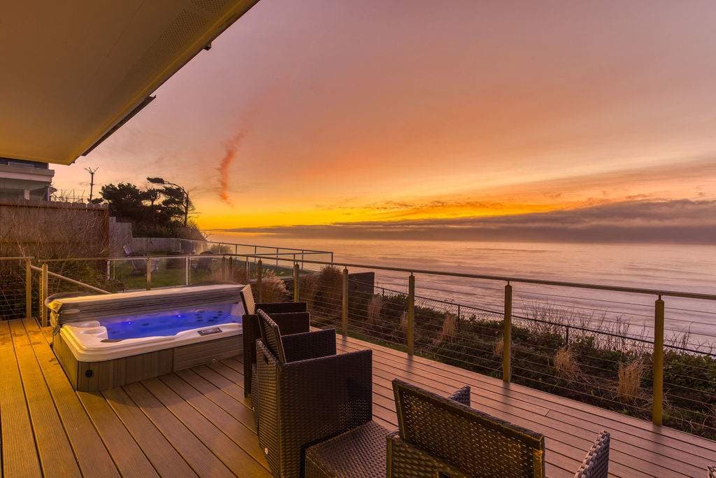 The Salt Life - Oceanfront escape Hot tub — photo 1