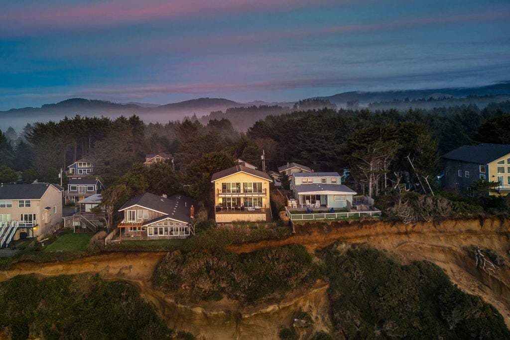The Salt Life - Oceanfront escape Hot tub — photo 5