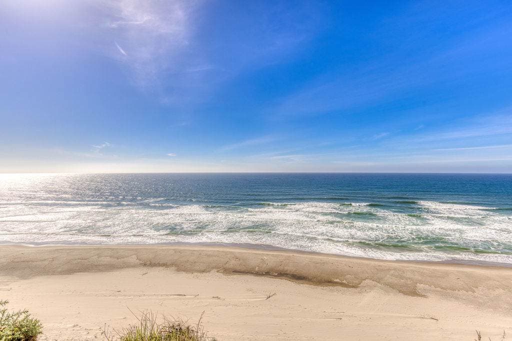 Tranquil Edge Retreat - Truly Oceanfront Hot Tub — photo 6