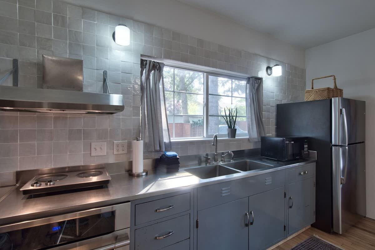 Upcycled Oasis - McMinnville Couple Monthly Stay — photo 2