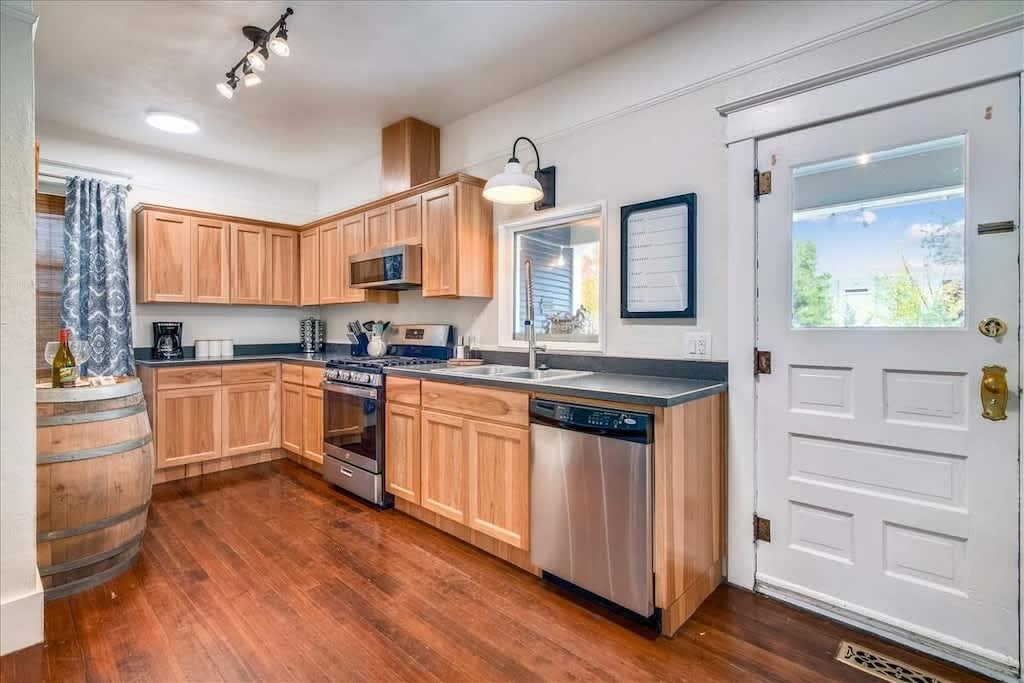 Vino e Vita Historic Pet-Friendly Home-EV Charger — photo 4