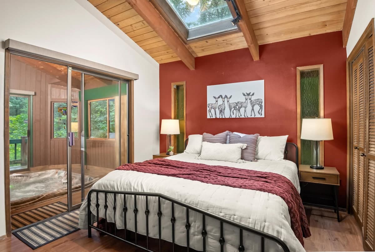 ZigZag Basecamp: Indoor Hot Tub, Forest Views — photo 4