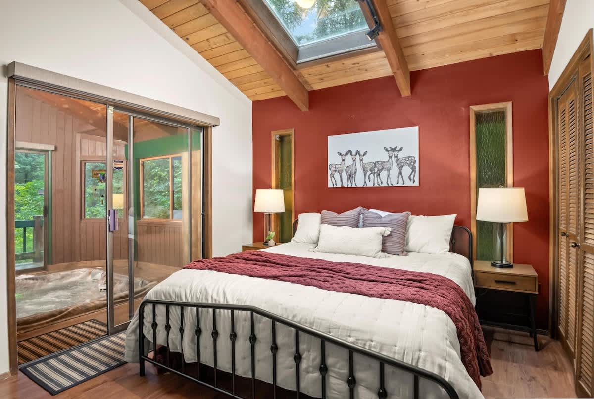 ZigZag Basecamp: Indoor Hot Tub, Forest Views — photo 4