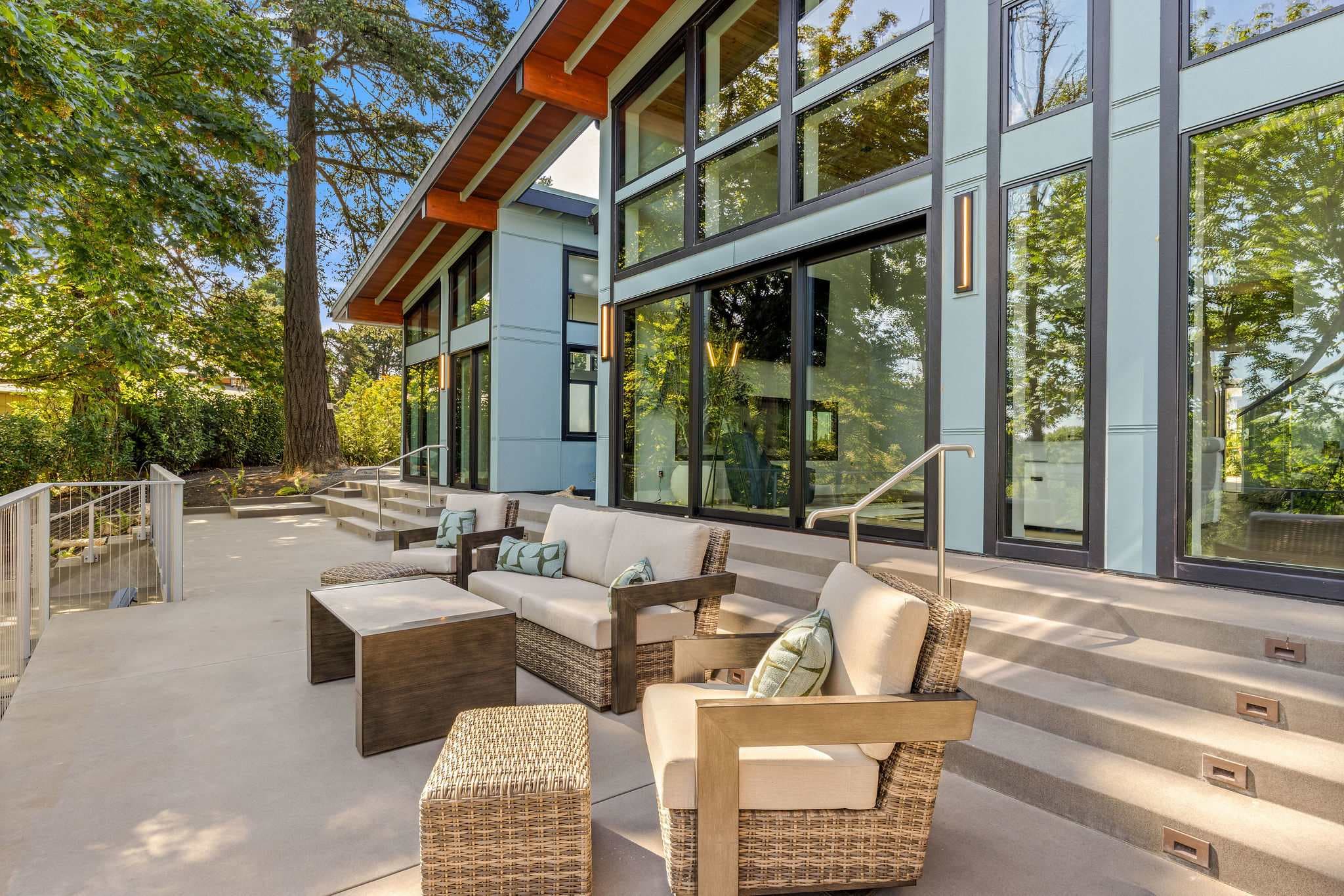 Kingwood - Riverfront Luxury w private trails — photo 1